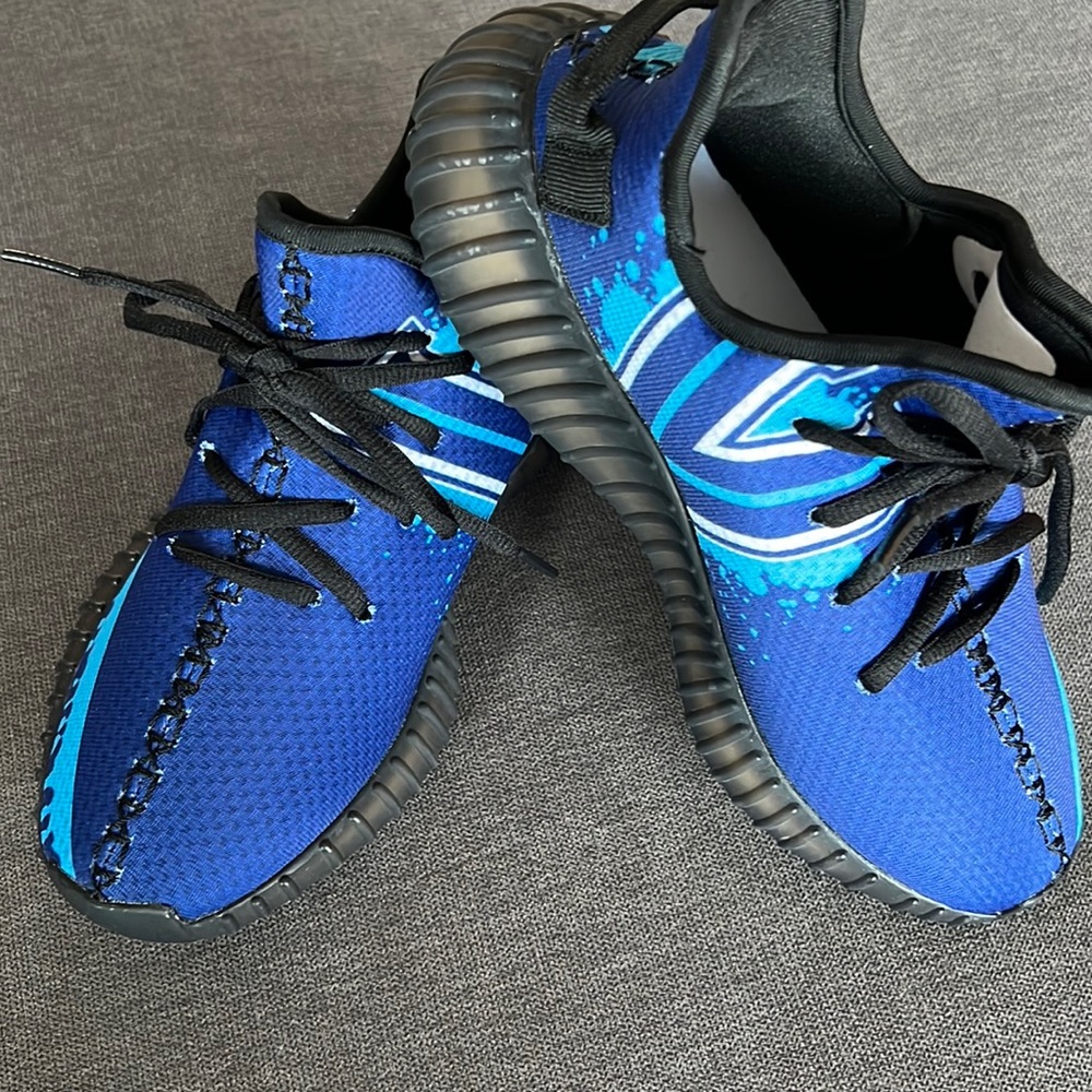 Villanova Sneakers -BRAND NEW